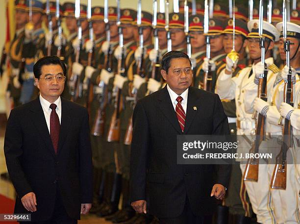 Visiting President of the Republic of Indonesia Susilo Bambang Yudhoyono walks beside Chinese President Hu Jintao , 28 July 2005, during a review of...