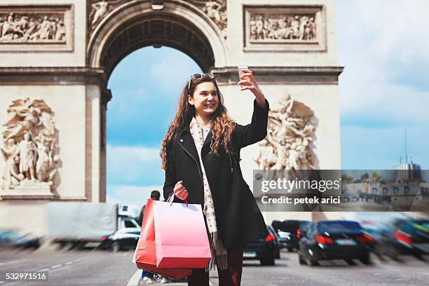 french woman take a selfie in paris - avenue champs élysées stockfoto's en -beelden