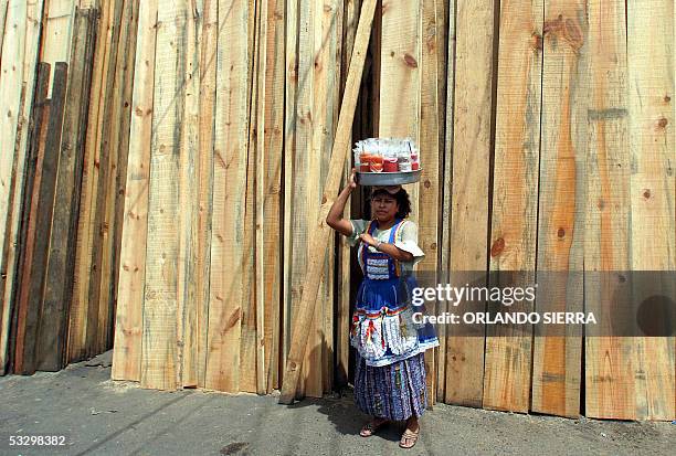 Una indigena vende comida en una maderera de Ciudad de Guatemala el 28 de Julio de 2005. El acuerdo comercial de Centroamerica y Republica Dominicana...