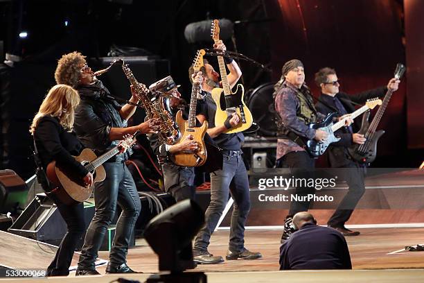 Bruce Springsteen Amp Bruce Springsteen Band Photos and Premium High Res Pictures - Getty Images