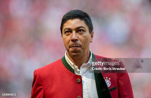 Giovane Elber, former player of Bayern Muenchen is introduced to the public prior to the Bundesliga match between FC Bayern Muenchen and Hannover 96...