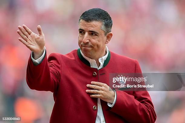 Roy Makaay, former player of Bayern Muenchen is introduced to the public prior to the Bundesliga match between FC Bayern Muenchen and Hannover 96 at...