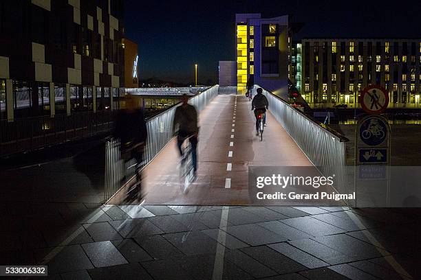 the bicycle snake over the bryggebro bridge in copenhagen - copenhagen bicycle stock pictures, royalty-free photos & images