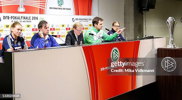 Overview with Christine Veth of SC Sand, head coach Alexander Fischinger of SC Sand , head coach Ralf Kellermann and Babett Peter of Wolfsburg of...