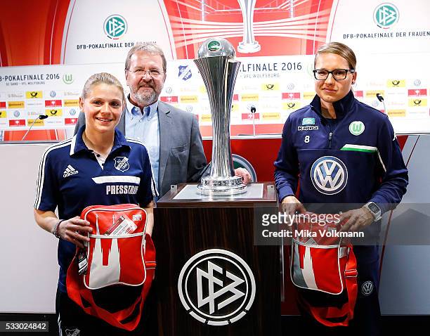 Christine Veth of SC Sand and Babett Peter of Wolfsburg with Dieter Sanden of Sportamt Koeln at the group photo during the press conference at...
