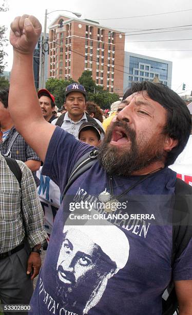Un profesor de educacion primaria, lleva puesta una camiseta relativa a Osama Ben Laden, cuando grita consignas el 29 de julio de 2005 frente a la...