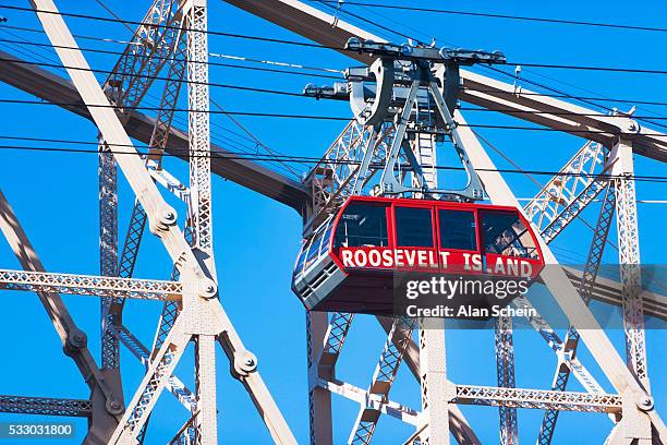queensboro bridge and cable car - isla roosevelt fotografías e imágenes de stock