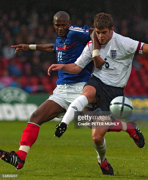 Belfast, UNITED KINGDOM: Abdoulaye Balde of France gets tangled up with Martin Cranie of England 29 July 2005 during the first half of the under-19...