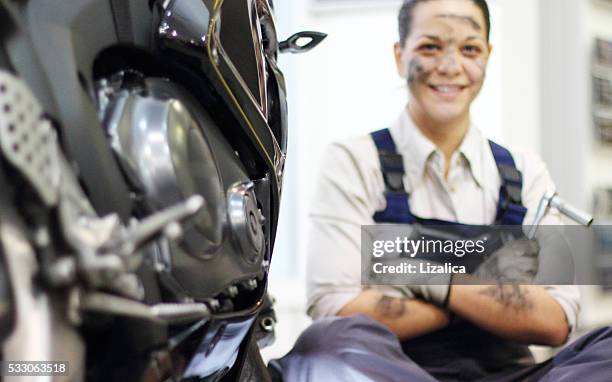 reparación de motor mecánico - mechatronics fotografías e imágenes de stock