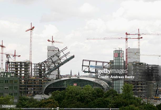 Two main structural components are assembled over the Lehrter Bahnhof railway station, which is under construction, July 30, 2005 in the capital's...