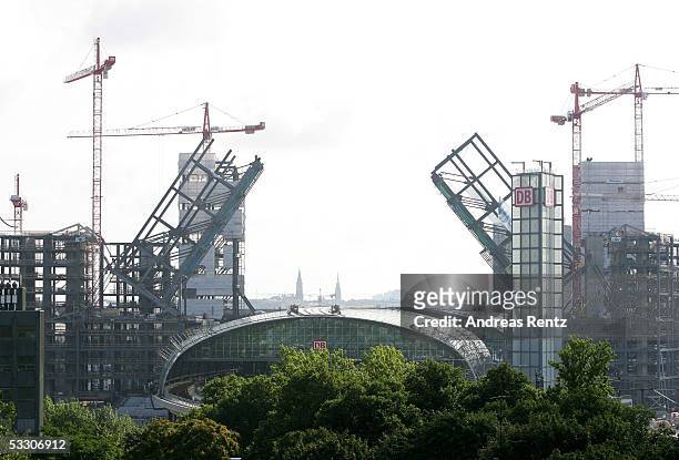 Two main structural components are assembled over the Lehrter Bahnhof railway station, which is under construction, July 30, 2005 in the capital's...