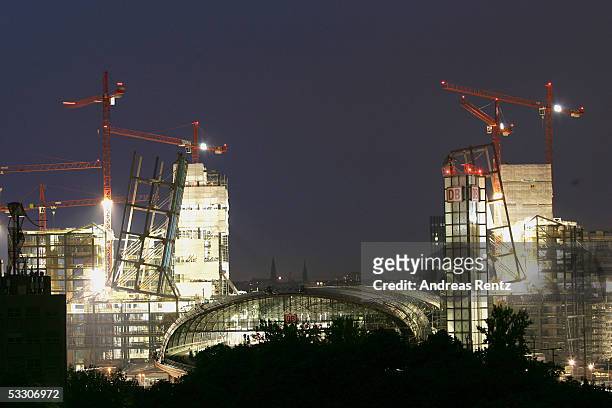 Two main components are assembled over the Lehrter Bahnhof railway station, under construction July 29, 2005 in the capital's Mitte district in...