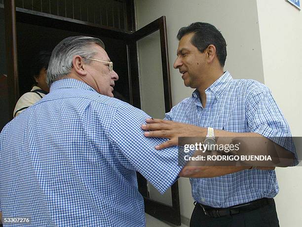 El ex presidente ecuatoriano Lucio Gutierrez se saluda con su abogado defensor Fernando Larrea, en Tumbes, Peru, a 20 km de la frontera con Ecuador...