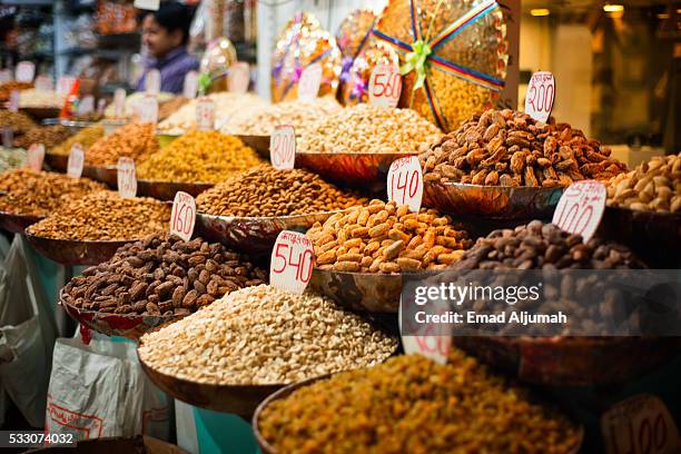 dried fruit shop in chandni chowk, delhi, india - chandni chowk stockfoto's en -beelden