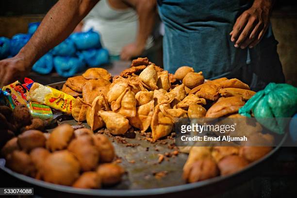 street food in chandni chowk, delhi, india - chandni chowk stockfoto's en -beelden