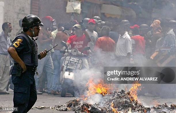 Manifestantes partidarios del gobierno queman basura y bloquean las avenidas en Caracas, el 30 de j ulio de 2005. Al menos tres lesionados, entre...