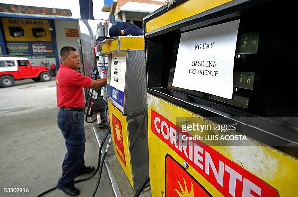 Un empleado de una estacion de servicio cierra las maquinas dispensadoras debido a la escasez de gasolina en Puerto Asis, departamento de Putumayo,...