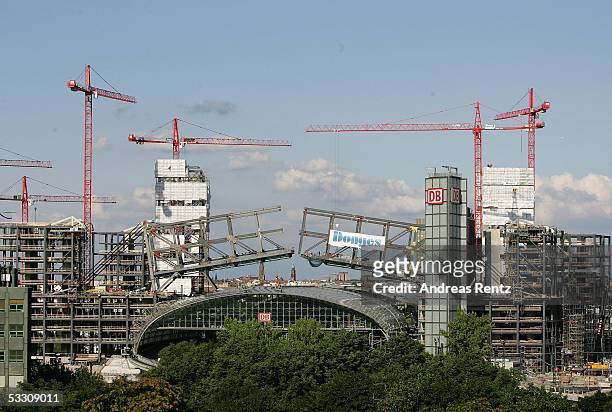 Two main components are assembled over the Lehrter Bahnhof railway station, under construction on July 30, 2005 in the capital's Mitte district in...