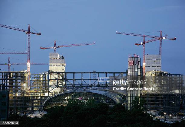 Two main components are assembled over the Lehrter Bahnhof railway station, under construction July 30, 2005 in the capital's Mitte district in...