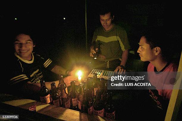 Habitantes de Mocoa, Putumayo, Colombia juegan al bingo alumbrados por velas el 30 de julio de 2005. Las guerrillas de las FARC mantienen un paro...