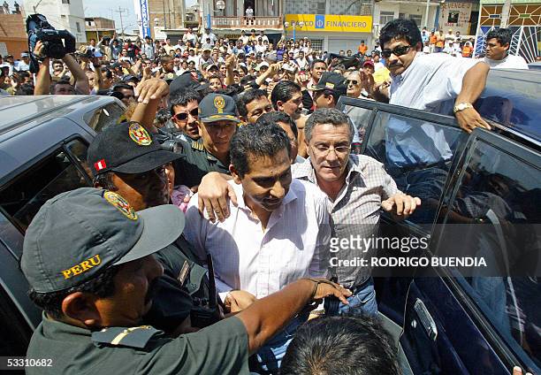 El depuesto presidente ecuatoriano Lucio Gutierrez es custodiado por policias peruanos durante una visita a la localidad de Aguas Verdes, en la...