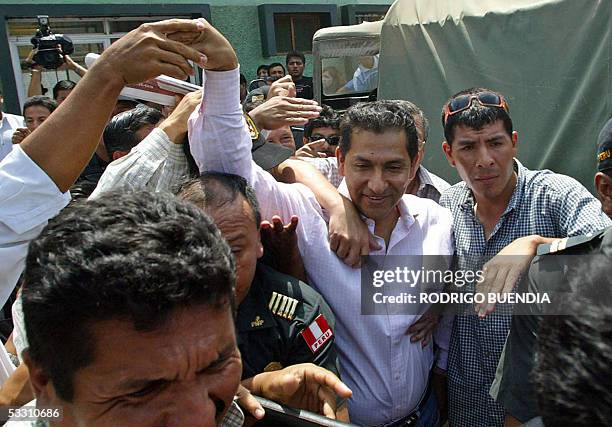 El depuesto presidente ecuatoriano Lucio Gutierrez saluda a simpatizantes durante una visita a la localidad peruana de Aguas Verdes, en la frontera...