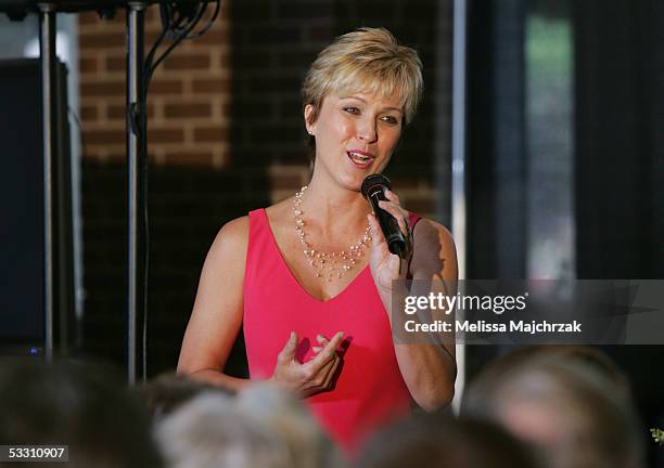 Dorothy Benham, former Miss Minnesota, sings during the Mikan memorial service July 31, 2005 at the Target Center in Minneapolis, Minnesota. NOTICE...