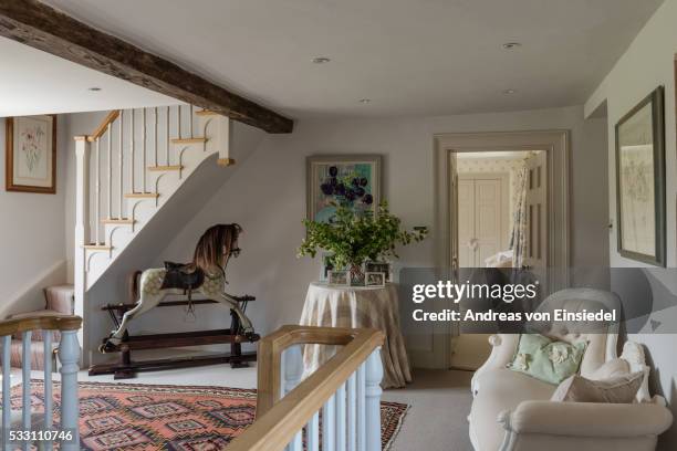 17th century cotswold sandstone farmhouse - under sofa stockfoto's en -beelden