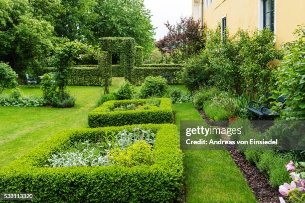 austrian schloss - giardino ornamentale foto e immagini stock