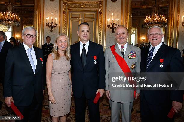 Autor Tom Brokaw, Ambassador of USA in France, Jane D. Hartley, Actor Tom Hanks, Legion of Honor's Grand Chancellor General Jean-Louis Georgelin and...