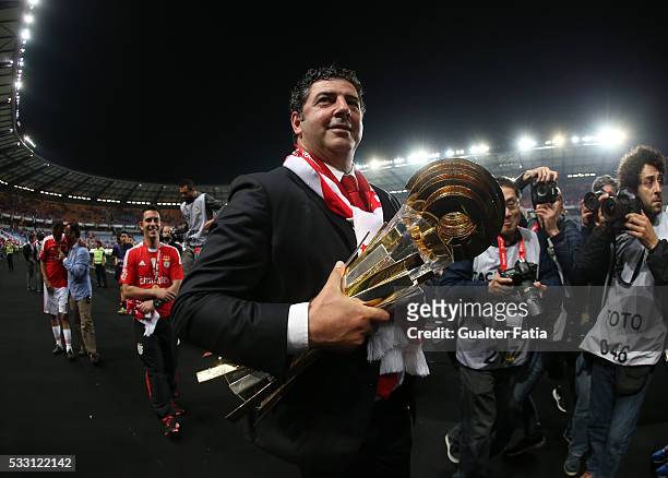 Benfica's coach Rui Vitoria celebrates with trophy after winning the Portuguese League Cup Title at the end of the Taca CTT Final match between SL...
