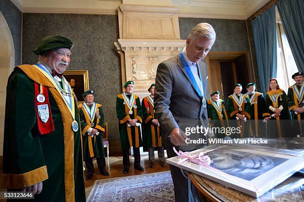 - Le Roi Philippe reçoit en audience une délégation de la Confrérie du Maitrank d'Arlon. La tradition veut que tous les cinq ans, ce soit le Roi qui...