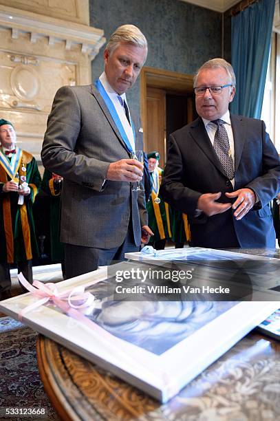 - Le Roi Philippe reçoit en audience une délégation de la Confrérie du Maitrank d'Arlon. La tradition veut que tous les cinq ans, ce soit le Roi qui...