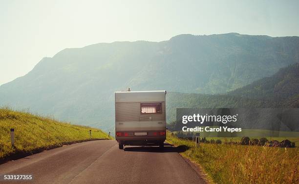 caravan on the road - トレーラハウス ストックフォトと画像