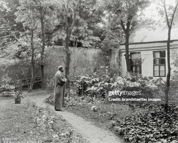 Gustav Klimt in the garden in front of his studio in Vienna, 8th district, Josefstaedter Strasse 21. Photography around 1910. [Gustav Klimt im Garten...