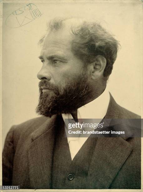 Gustav Klimt. Photography by Moriz Naehr. Around 1908. [Gustav Klimt. Photographie von Moriz Naehr. Um 1908.]