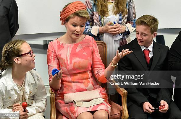 - La Reine Mathilde assiste à l'inauguration officielle du Centre Universitaire Mère et Enfant de l'Universitair Ziekenhuis Antwerpen . La Reine a...