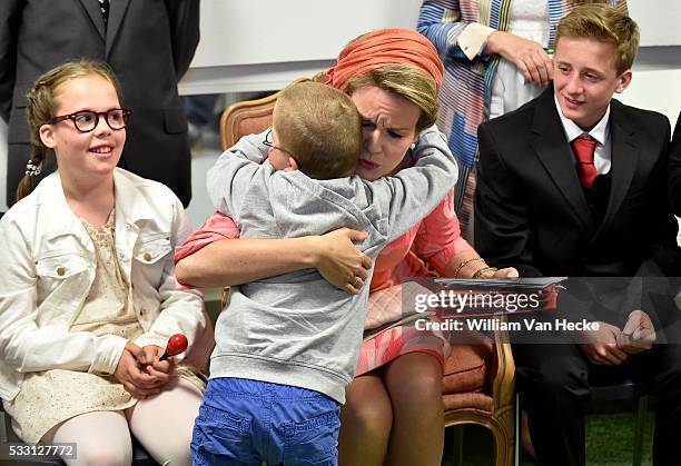 - La Reine Mathilde assiste à l'inauguration officielle du Centre Universitaire Mère et Enfant de l'Universitair Ziekenhuis Antwerpen . La Reine a...