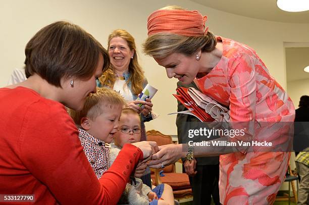 - La Reine Mathilde assiste à l'inauguration officielle du Centre Universitaire Mère et Enfant de l'Universitair Ziekenhuis Antwerpen . La Reine a...