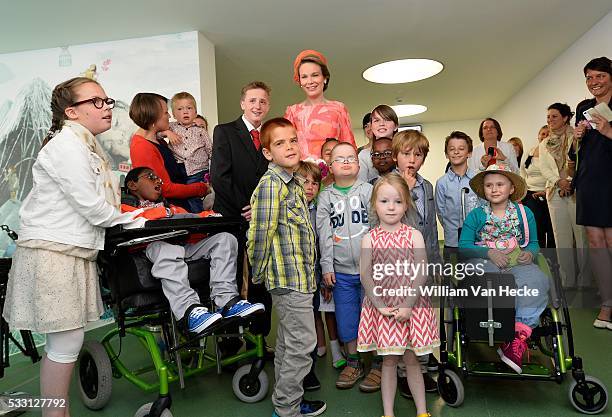 - La Reine Mathilde assiste à l'inauguration officielle du Centre Universitaire Mère et Enfant de l'Universitair Ziekenhuis Antwerpen . La Reine a...