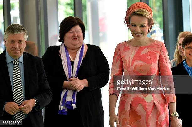 - La Reine Mathilde assiste à l'inauguration officielle du Centre Universitaire Mère et Enfant de l'Universitair Ziekenhuis Antwerpen . La Reine a...
