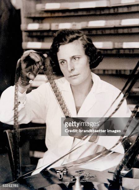 Leni Riefenstahl receiving the National Film Award 1934/35 for her film. [Leni Riefenstahl erhaelt fuer ihren Film "Triumph des Willens" im Rahmen...