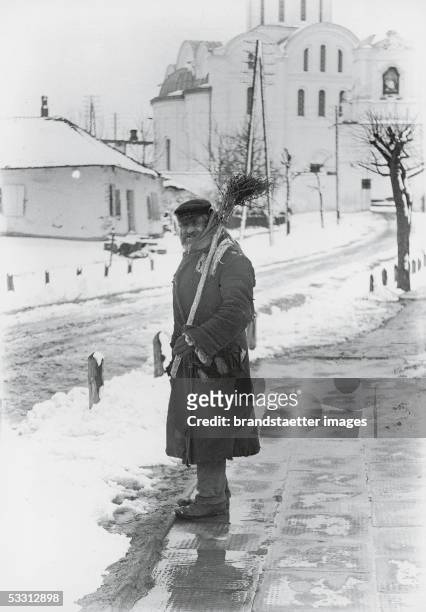 Jewish street sweeper on snow covered street in Russian Poland, about 1910. [Juedischer Stra?enkehrer in einer winterlich verschneiten Stra?e in...