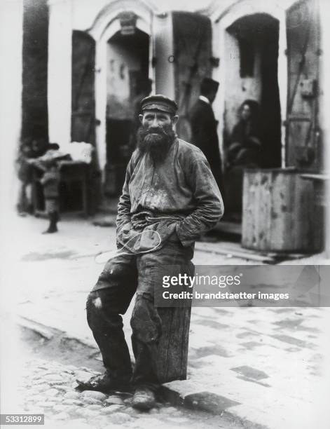 Jewish carrier in Russian Poland. Photography, about 1910. [Juedischer Lasttraeger in Russisch Polen. Photographie um 1910.]
