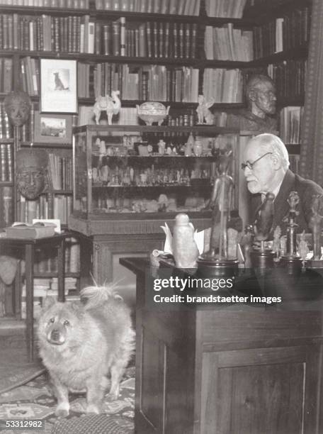 Sigmund Freud on his desk in the viennese Berggasse. Around 1935. [Sigmund Freud , oesterreichischer Neurologe, Arzt, Begruender der Psychoanalyse....