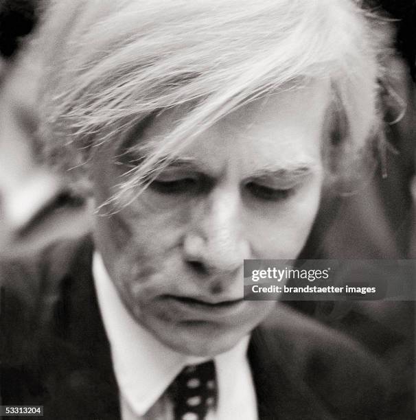 Andy Warhol at his retrospective in the "Museum of the 20th Century" in Vienna. Photography, 1981. [Andy Warhol bei seiner Retrospektive im Wiener...