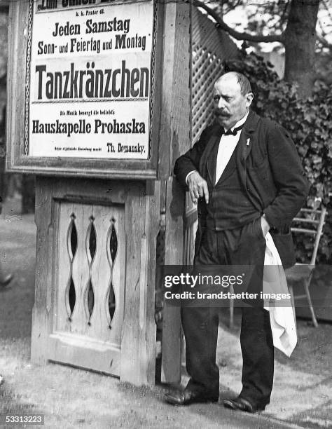 The Waiter from the famous tavern "Zum stillen Zecher" in Vienna II, Prater No 48. . Vienna. Photography around 1910. [Der Zahlkellner vom beruehmten...