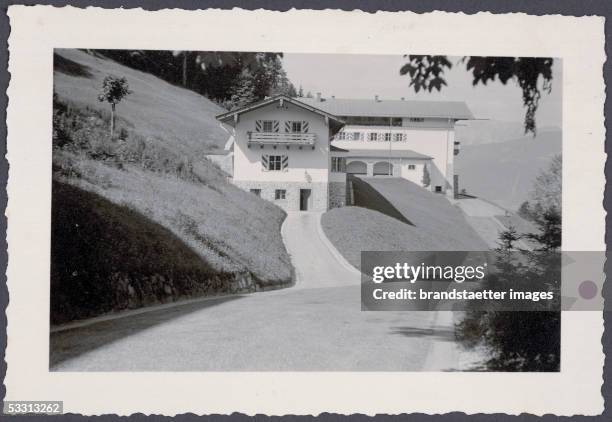 The Berghof of Adolf Hitler at the Obersalzberg near Berchtesgaden: The Berghof with its two finished drive-ups. Photography, around 1939. [Der...