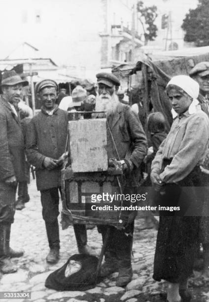Nakkum Freybeisztajn, Jewish cabinet maker from Warsaw, with two journeymen. Photography, about 1900. [Nakkum Freybeisztajn, juedischer...