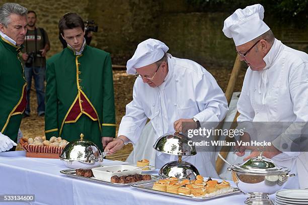 - Bicentenaire de la Bataille de Waterloo: dernier repas de Napoléon - 200ste verjaardag van de Slag bij Waterloo: reconstructie van laast maaltijd...